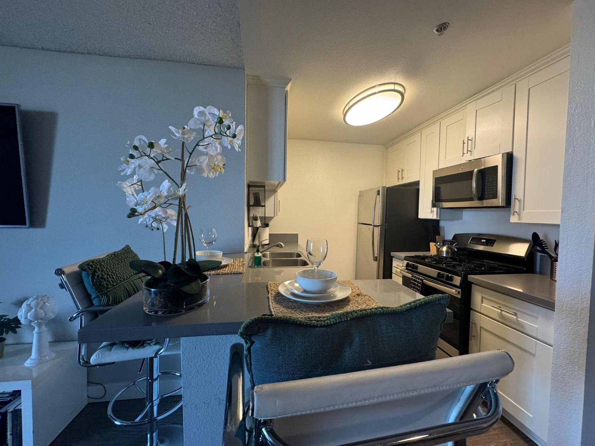 Incredible Two Bedroom Hollywood Free Parking Appartement *