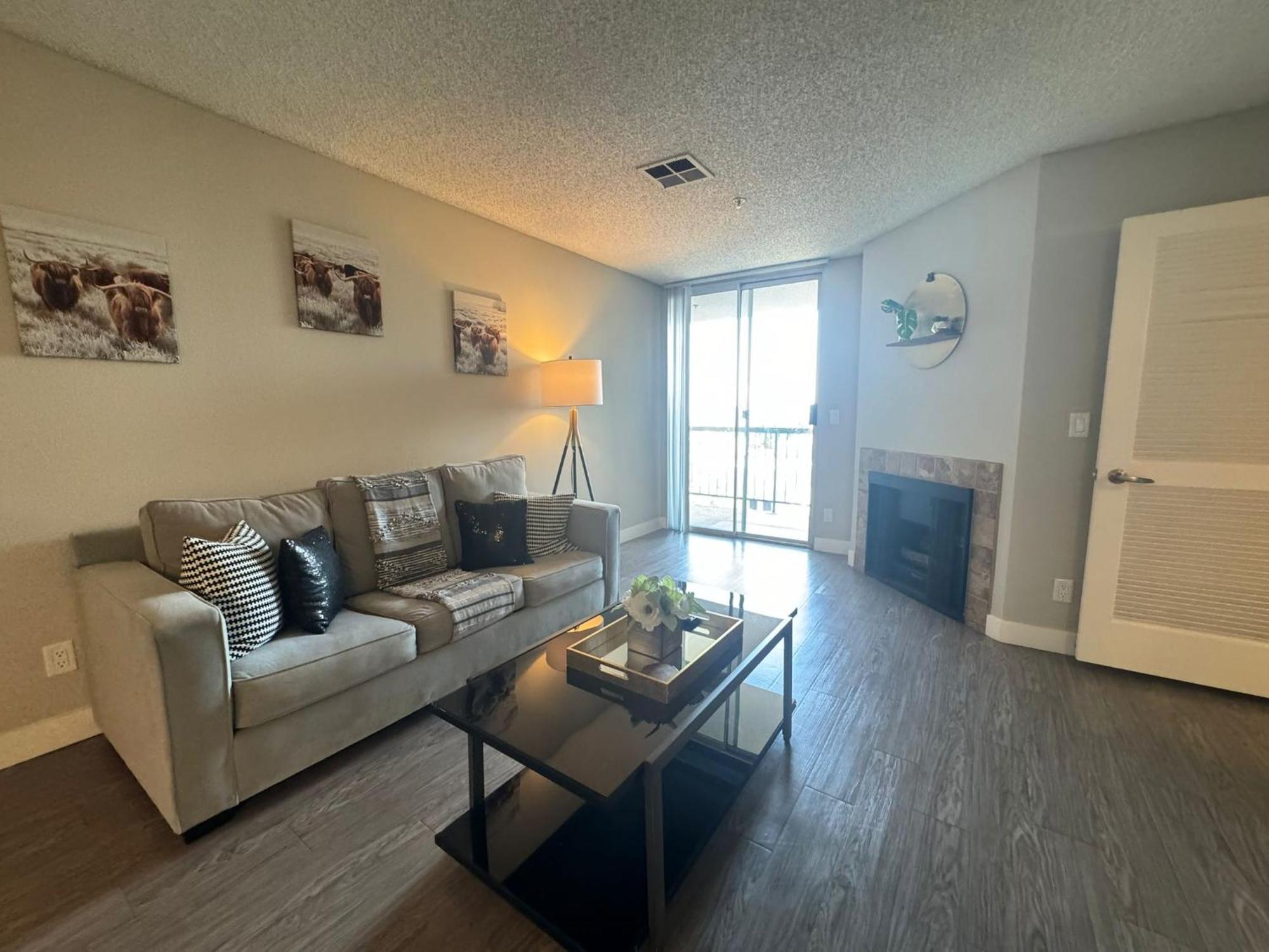 Incredible Two Bedroom Hollywood Free Parking Appartement